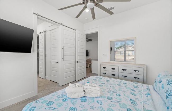 Brand NEW Expansive Coastal Home w/ Custom Furnishings Sleeps 15 - Foto 11