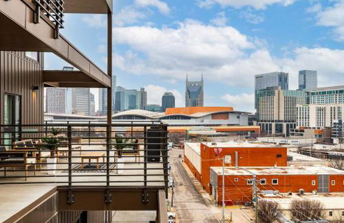 Penthouse Luxury with Pool Patio and City View plus Walk to Broadway - Foto 16