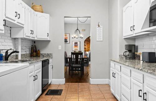 Stylish Home in Historic District Near Riverwalk - Foto 49