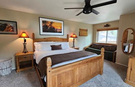 Knotty Pine Cabin with Artisan Stone Patio - Walk to Bass Lake - Foto 10