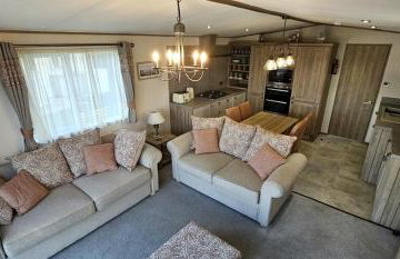 Hot Tub Lodge Cornwall - Meadow Lakes Holiday Park - Foto 3