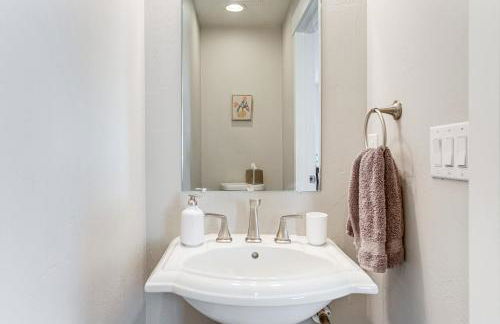 Walk to Mile High Stadium Modern Denver Townhome - Foto 12