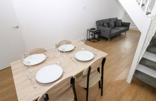 Holly House - Photo 8