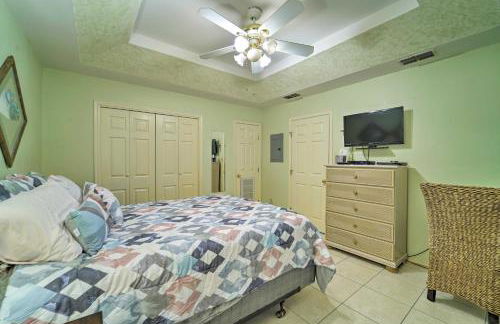 Deck and Pool Access Long Island Village Escape! - Foto 14