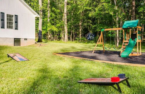 NEW! Shenandoah family & dog friendly cabin - 5 min walk river with private river access, BBQ, playground, fire pit - Foto 34