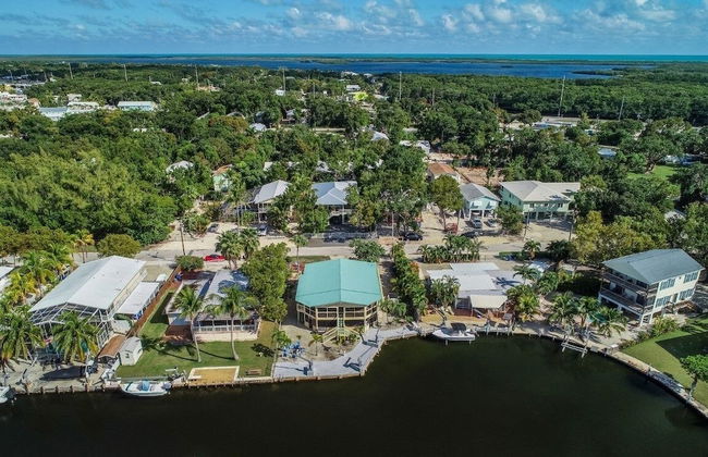 Beautiful Updated Stilted Home Makes For A Super Getaway. 3 Bedroom Home by RedAwning - Foto 59