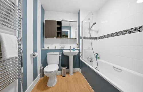 Steps from Train Station - Modern 2-Bedroom with Balcony & Cambridge Amenities, Family Friendly - Foto 5