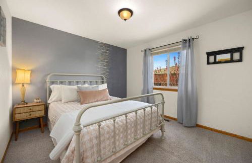 Charming Home with RV Parking - 30 miles from RMNP! - Foto 36