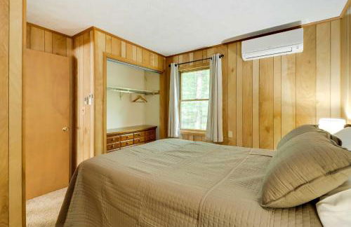 Woodsy Big Bass Lake Hideaway with Fire Pit and Deck! - Foto 17