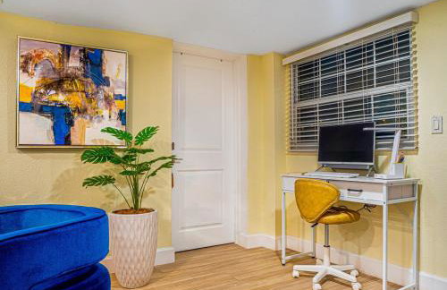 Tropical escape with fire pit near airport & stadium - Foto 26