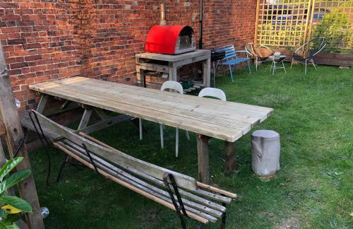 Creative Norfolk Chapel with Piano and Sauna Sleeps 10 - Foto 29