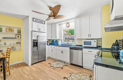 Visit Nonna's Beach Cottage & Enjoy the Sunshine with a Short Walk to the Beach! - Foto 8