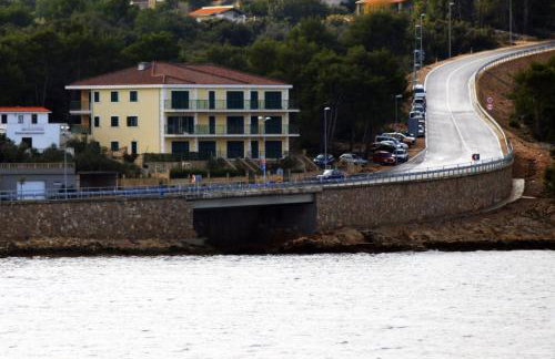 Apartments by the sea Rogac, Solta - 11655 - Photo 2