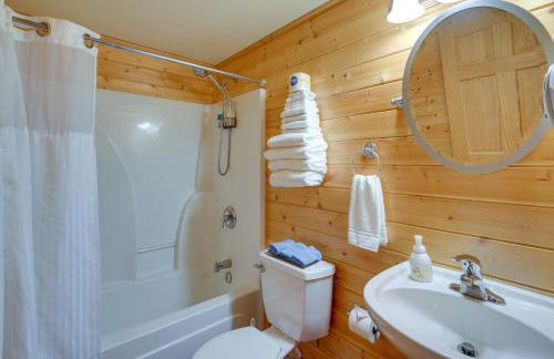 Lakefront Columbia Cabin with Porch and Shared Dock - Foto 14