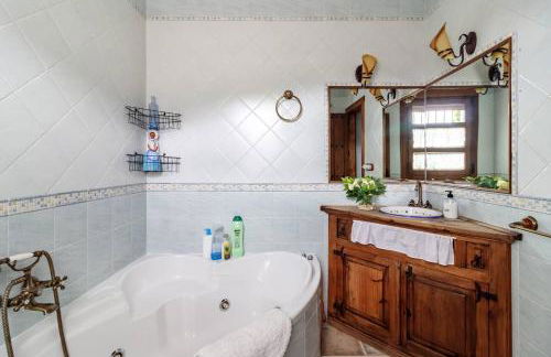 Encantadora casa con piscina privada y chimenea - Foto 11