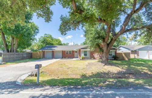 Bay Breeze Escape - 3BR Home with Game Room, Huge Backyard, Patio & Minutes from Boardwalk - Foto 39