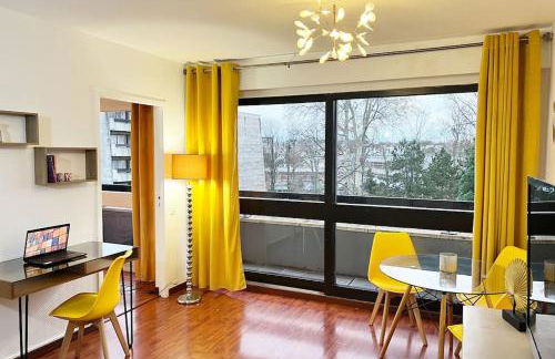 Sunny Flat, parking & RER C and H - Foto 10