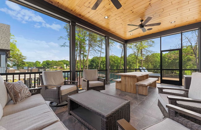 Black Bear Lodge by Avantstay Lakefront, Dock, Pool, Theater Sleeps 20+ - Foto 14