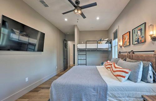 Lavish Riverfront Escape with Gas Grill! - Foto 17