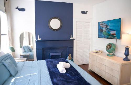 The Maiden Voyage - Themed Getaway, Steps to Forsyth, King Bed, Grill, Games, Picnic Basket - Foto 3