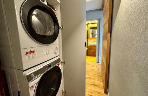 Luxury 9-Bed Apartment Steps from Ski Slopes with Parking & Ski Box - Photo 21