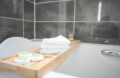 Luxury 2 Bedroom Northampton Townhouse with Balcony - Foto 16