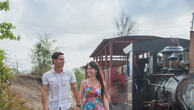 Tour do tabaco, do rum e do açúcar - Foto 4, Casal desfrutando de um passeio tranquilo