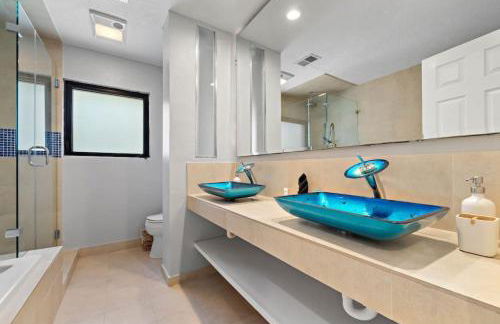 Waterfront oasis with private pool, game room, fire pit and volleyball court - Foto 50