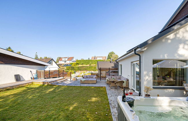 Modern Villa With Jacuzzi - Photo 1