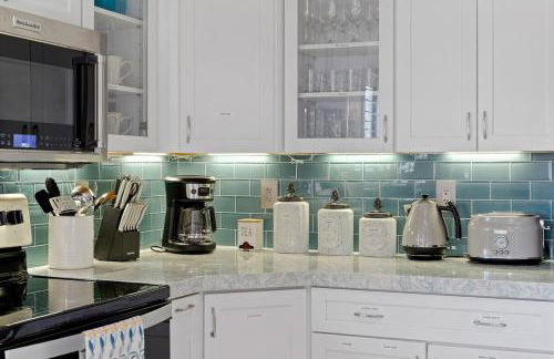 French Country Charm with Pool and Mountain Views - Foto 39