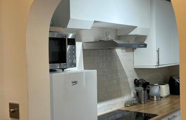 Newly Renovated 1-Bed Apartment with Private Patio - Foto 9