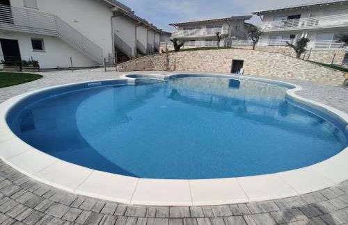 Bilocale in residence vista lago con piscina - Foto 25