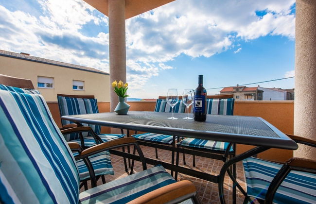 Charming and Tranquil Kastel Gomilica Apartment With Balcony and Patio - Foto 25