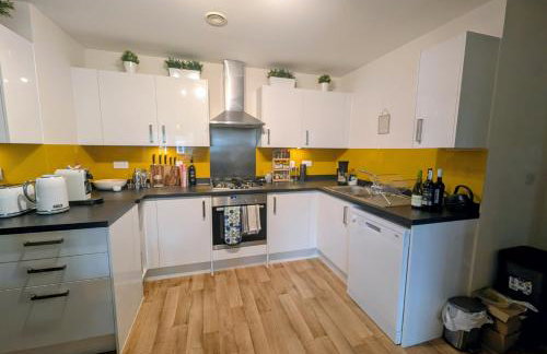 Modern 2 bedroom Flat with Parking Balcony and WiFi - Foto 9