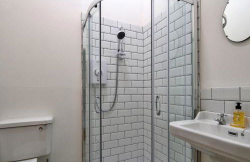 Finest Retreats - Luxury Converted Chapel with Hot Tub & Games Room - Photo 20