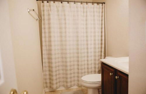 The Lucky Charm Sunny Screened Porch Near USC&Base - Foto 26