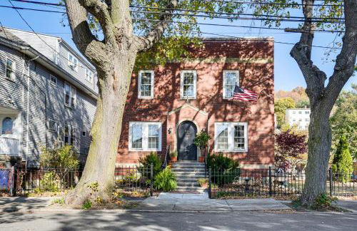 Walk to Constitution Beach Mid-Century Boston Gem - Foto 3