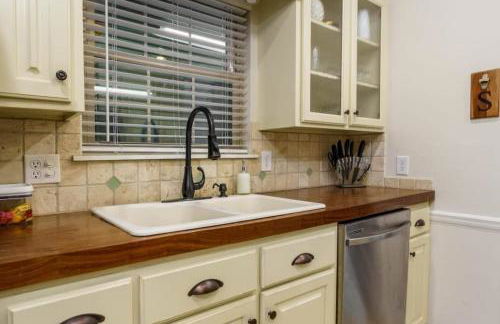 Gorgeous Alabama Home 4 Miles to Stadium Sleeps 8 - Foto 46