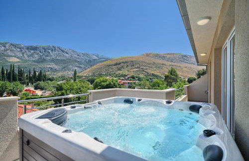 Luxury Mountain View Escape with Private Jacuzzi Split area - Photo 40