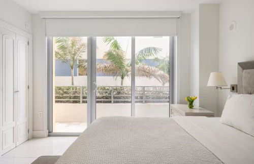 Beachfront Bentley Hotel One Bedroom Suite with Balcony and Beach access - Foto 12