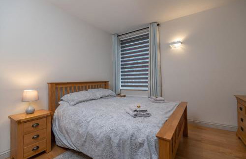 Sleeps 6 4 bedrooms 2 minute walk to the Square Hosted Happy Valley Cast - Photo 35