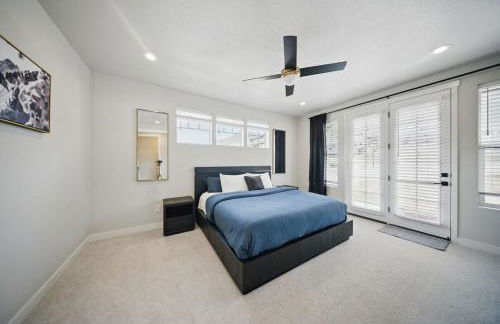 BRAND NEW Scenic Luxury Mountain Retreat - Photo 32