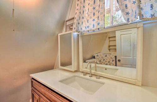 Steps to Lake! Charming Cabin Pool Access and Decks - Foto 17