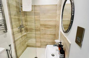 Modern 5 Bed 3 Bath House - Photo 31