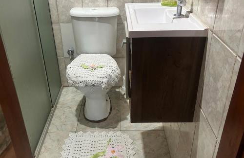 Chalé com PISCINA Privativa, com 2 QUARTOS, ESTACIONAMENTO em Condomínio com PORTARIA 24h, Sauna, Quadras, 3 PISCINAS no condomínio, Pesca e Parquinho Infantil - SmarTV na sala de estar, TV na área CHURRASQUEIRA, Wi-Fi e Cozinha Completa - Foto 74