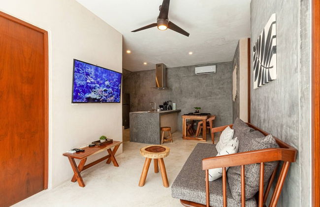 Magical Ph In Town Wprivate Rooftop Glass Tub - Photo 12