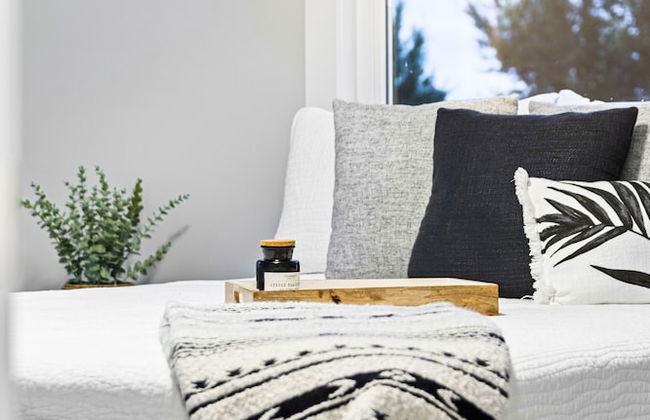 Cozy and Modern Oceanview Cottage With hot Tub - Photo 13