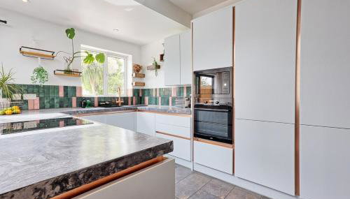 Beautiful 5 bed house, relaxing garden and driveway parking 10 min to the beach - Foto 2