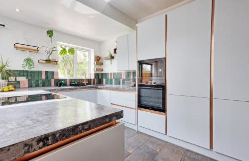 Beautiful 5 bed house, relaxing garden and driveway parking 10 min to the beach - Foto 2