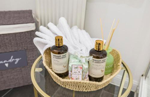 Casa Lana - Spacious and Stylish 4-Bed Home Near Gatwick with Free Parking - Foto 35